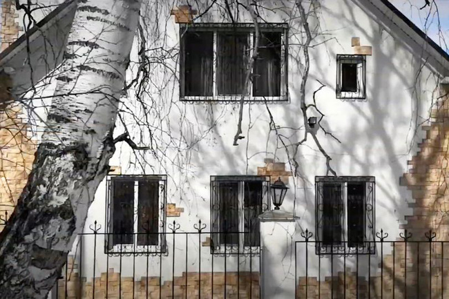 Ra khỏi nhà quên mang chìa khóa, người phụ nữ trèo hàng rào vào trong nhưng bi kịch xảy ra, cảnh hiện trường gây ám ảnh rùng rợn-1