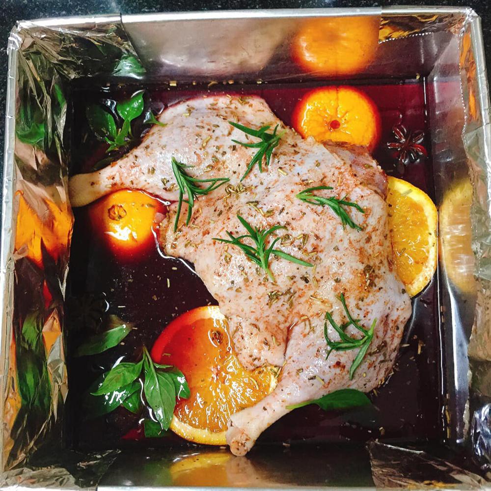 Trời lạnh, làm ngay món vịt nướng vang đỏ sốt cam để cả nhà cùng thưởng thức-1