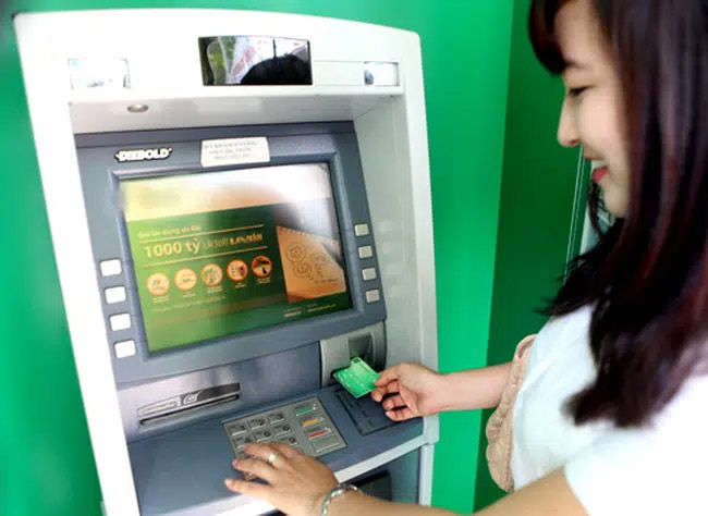 Từ 1/1/2021, lương của chồng có thể chuyển thẳng vào tài khoản vợ nhưng chỉ trong trường hợp này-1