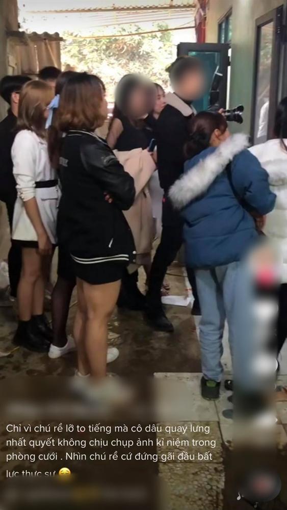 Trong phòng tân hôn, người thứ ba” xuất hiện ôm cô dâu, ai ngờ nguyên nhân đến từ hành động khó hiểu của đôi nhân vật chính trong đó-1