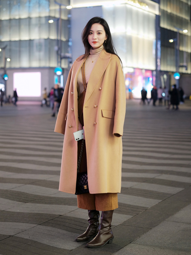 Street style Châu Á: Áo khoác dạ dáng dài phủ sóng, ngắm loạt 15 bức ảnh mà vỡ ra được bao nhiêu cách mix hay-4