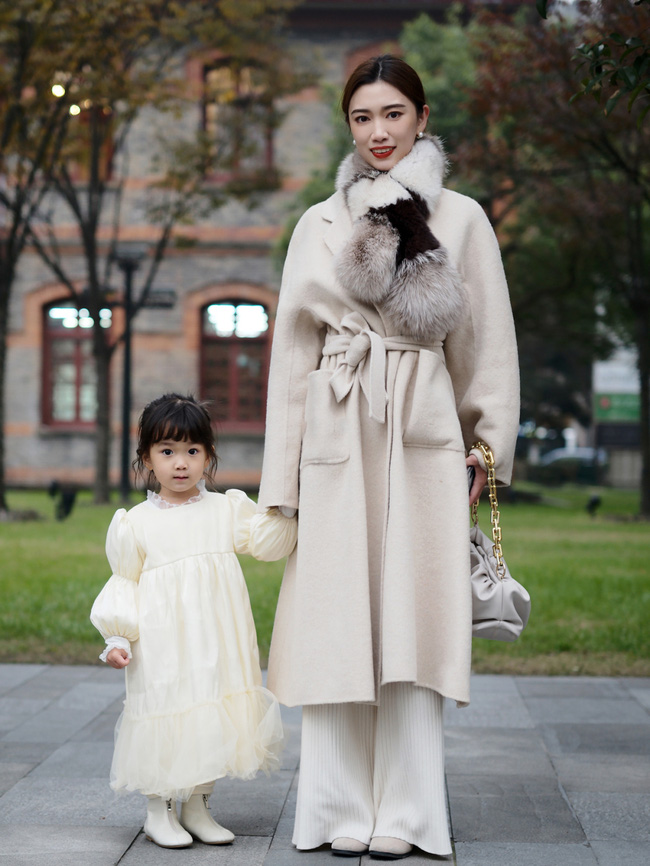 Street style Châu Á: Áo khoác dạ dáng dài phủ sóng, ngắm loạt 15 bức ảnh mà vỡ ra được bao nhiêu cách mix hay-7