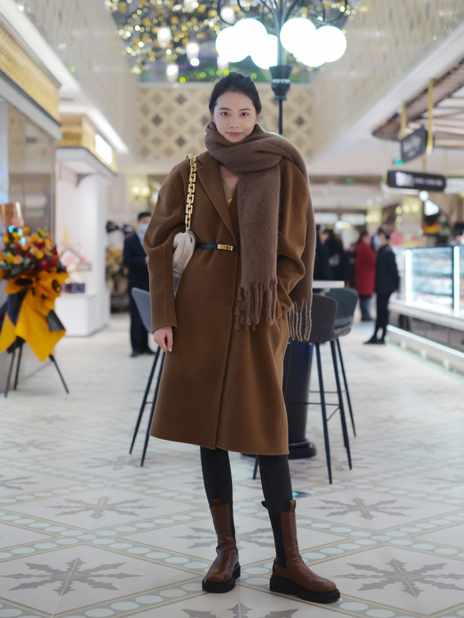 Street style Châu Á: Áo khoác dạ dáng dài phủ sóng, ngắm loạt 15 bức ảnh mà vỡ ra được bao nhiêu cách mix hay-10