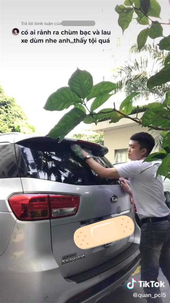 Thương tiếc cố NS Chí Tài, hàng xóm mang nước lau chùi ô tô, săn sóc chiếc xe mất chủ-3