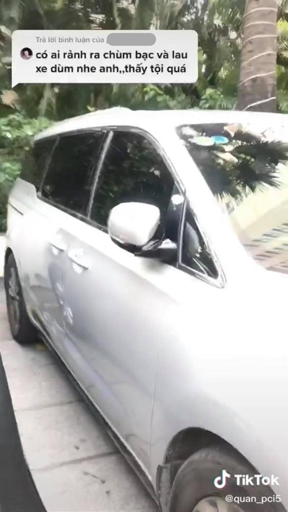 Thương tiếc cố NS Chí Tài, hàng xóm mang nước lau chùi ô tô, săn sóc chiếc xe mất chủ-4