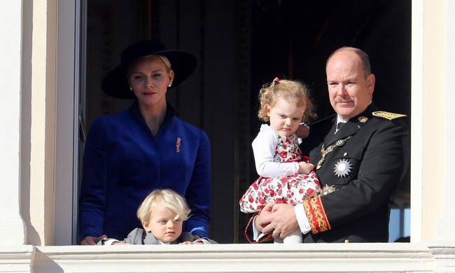 Vương phi Monaco xinh đẹp nhất thế giới gây choáng với mái tóc cạo nửa đầu, từ vẻ đẹp nữ thần trở nên nổi loạn, lý do vì đâu?-4