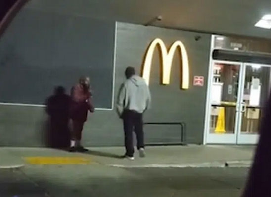 Giữa trời lạnh thấu xương, người đàn ông cởi phăng chiếc quần đang mặc, tưởng là hành động điên rồ hóa ra lý do đằng sau khiến bao người rơi nước mắt-1