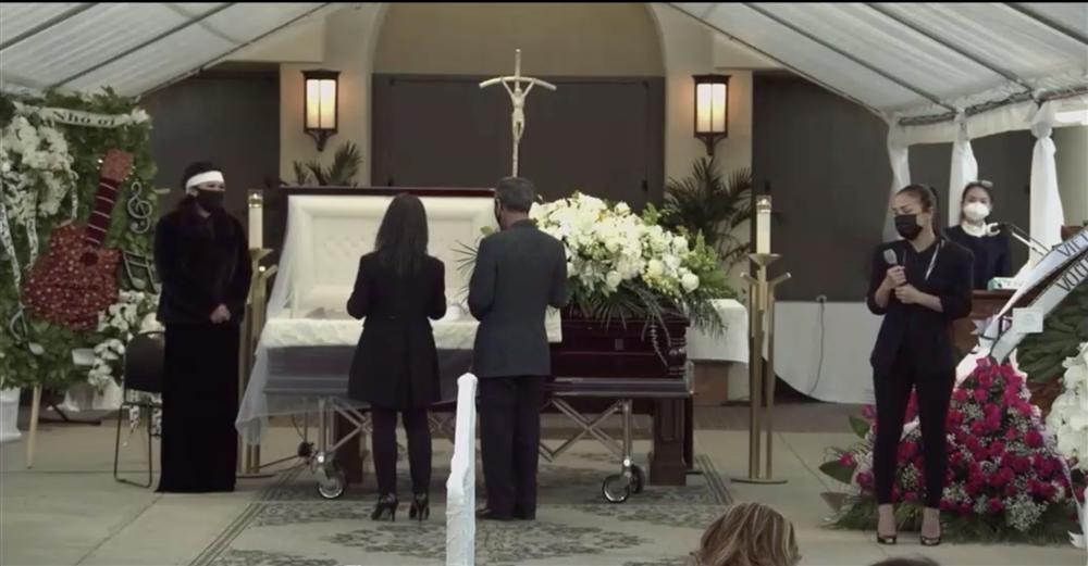 Hồng Ngọc hát Cát Bụi tiễn biệt cố nghệ sĩ Chí Tài, Phương Loan khóc nấc không kìm được nước mắt-1