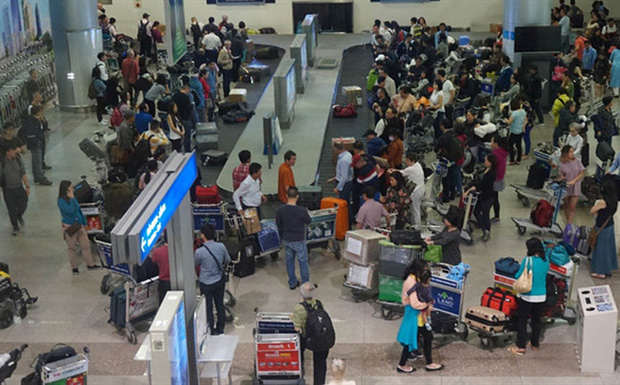 Khách nữ giật tóc, xô xát ngay tại băng chuyền sân bay Tân Sơn Nhất bị cấm bay-1