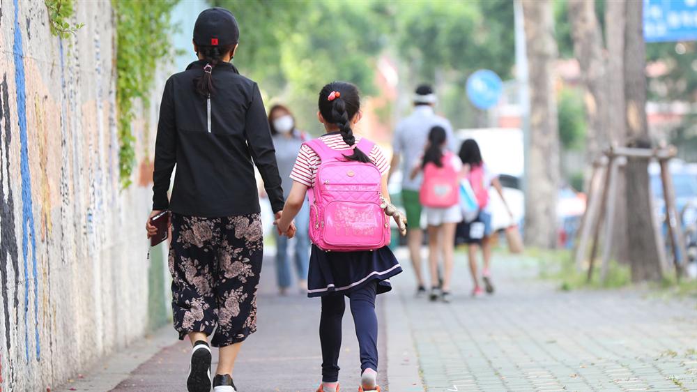 Bị từ chối phỏng vấn ngay từ khi vừa bước vào, bà mẹ nhận ra điểm thiếu sót này của mình là tử huyệt cho nhiều thất bại, từ đó cô luôn giáo dục con tránh xa nó-2