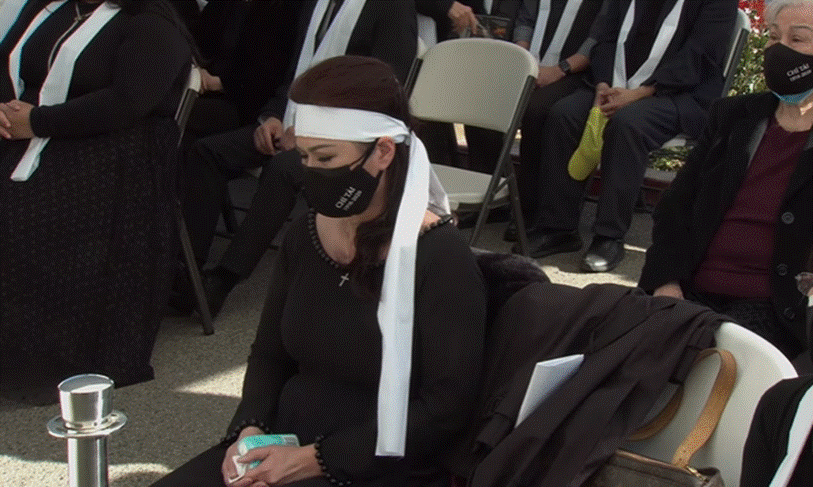 Vợ cố nghệ sĩ Chí Tài bật khóc nức nở, đưa tay xoa lên di ảnh chồng khi ca khúc Nhỏ ơi vang lên-1