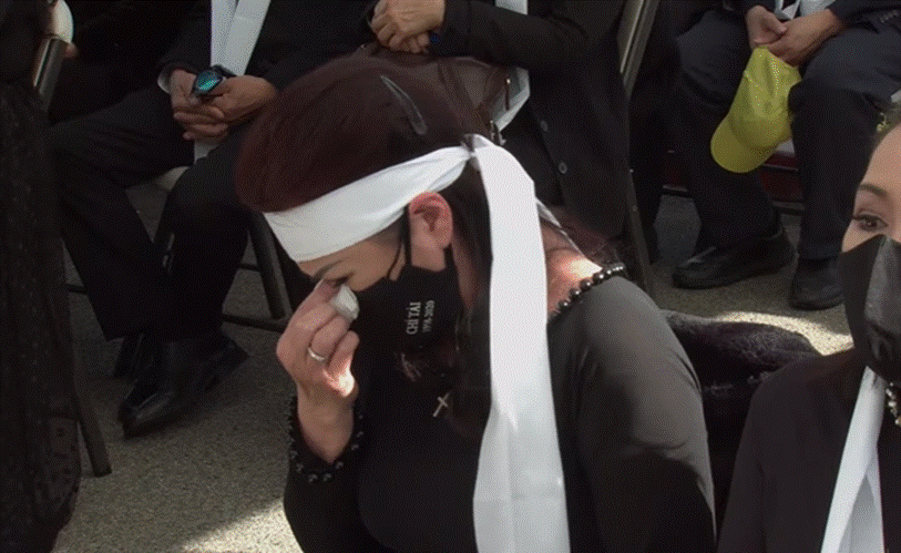 Vợ cố nghệ sĩ Chí Tài bật khóc nức nở, đưa tay xoa lên di ảnh chồng khi ca khúc Nhỏ ơi vang lên-2