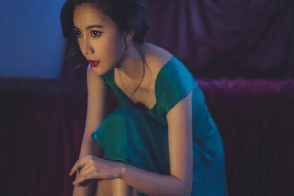 Bước vào phòng tân hôn mà chồng dày công chuẩn bị, tôi tái mét mặt mày khi nhìn thấy thứ nằm chễm chệ cạnh giường ngủ-1