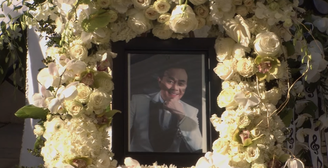 Lễ an táng cố nghệ sĩ Chí Tài tại Mỹ: Xúc động khoảnh khắc cuối cùng trong phòng hỏa táng, Phương Loan lưu luyến xoa di ảnh chồng-3