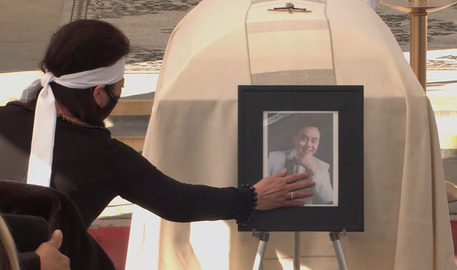 Lễ an táng cố nghệ sĩ Chí Tài tại Mỹ: Xúc động khoảnh khắc cuối cùng trong phòng hỏa táng, Phương Loan lưu luyến xoa di ảnh chồng-10
