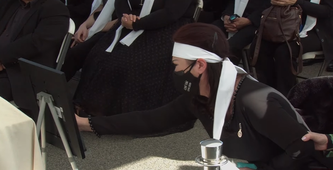 Lễ an táng cố nghệ sĩ Chí Tài tại Mỹ: Xúc động khoảnh khắc cuối cùng trong phòng hỏa táng, Phương Loan lưu luyến xoa di ảnh chồng-9