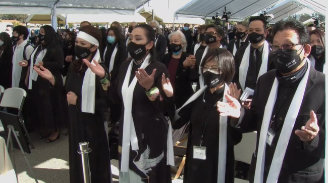 Lễ an táng cố nghệ sĩ Chí Tài tại Mỹ: Xúc động khoảnh khắc cuối cùng trong phòng hỏa táng, Phương Loan lưu luyến xoa di ảnh chồng-11