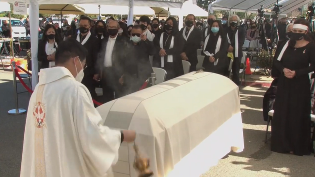 Lễ an táng cố nghệ sĩ Chí Tài tại Mỹ: Xúc động khoảnh khắc cuối cùng trong phòng hỏa táng, Phương Loan lưu luyến xoa di ảnh chồng-13