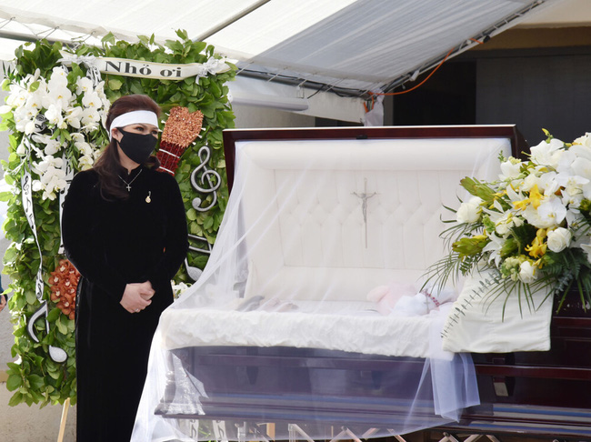 Lễ an táng cố nghệ sĩ Chí Tài tại Mỹ: Xúc động khoảnh khắc cuối cùng trong phòng hỏa táng, Phương Loan lưu luyến xoa di ảnh chồng-24