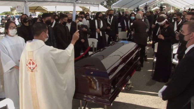 Lễ an táng cố nghệ sĩ Chí Tài tại Mỹ: Xúc động khoảnh khắc cuối cùng trong phòng hỏa táng, Phương Loan lưu luyến xoa di ảnh chồng-14