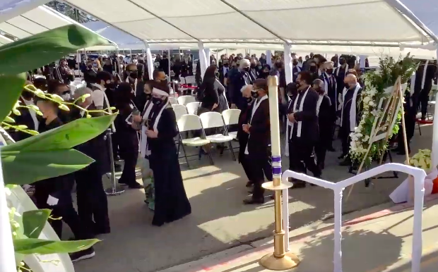 Lễ an táng cố nghệ sĩ Chí Tài tại Mỹ: Xúc động khoảnh khắc cuối cùng trong phòng hỏa táng, Phương Loan lưu luyến xoa di ảnh chồng-15