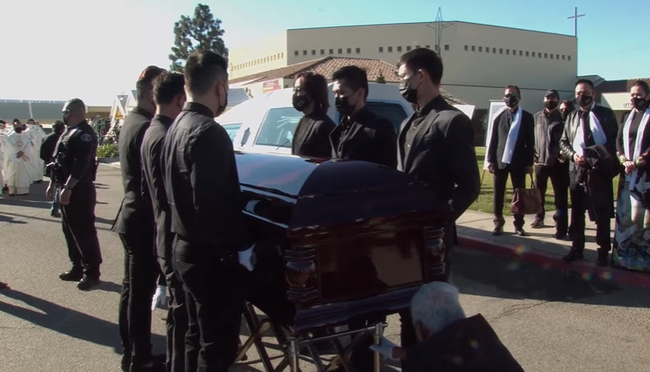 Lễ an táng cố nghệ sĩ Chí Tài tại Mỹ: Xúc động khoảnh khắc cuối cùng trong phòng hỏa táng, Phương Loan lưu luyến xoa di ảnh chồng-1