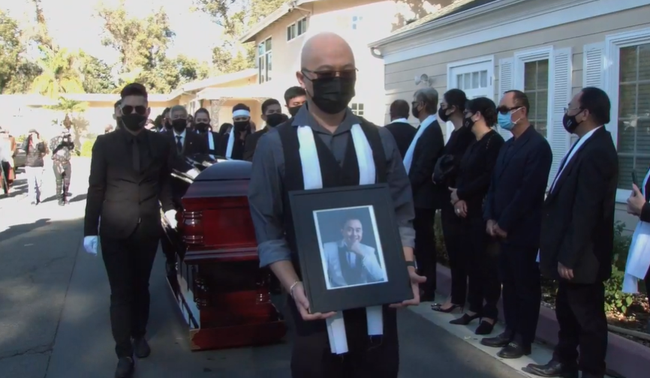 Lễ an táng cố nghệ sĩ Chí Tài tại Mỹ: Xúc động khoảnh khắc cuối cùng trong phòng hỏa táng, Phương Loan lưu luyến xoa di ảnh chồng-18