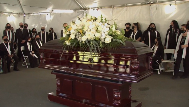 Lễ an táng cố nghệ sĩ Chí Tài tại Mỹ: Xúc động khoảnh khắc cuối cùng trong phòng hỏa táng, Phương Loan lưu luyến xoa di ảnh chồng-19