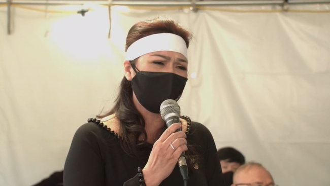 Lễ an táng cố nghệ sĩ Chí Tài tại Mỹ: Xúc động khoảnh khắc cuối cùng trong phòng hỏa táng, Phương Loan lưu luyến xoa di ảnh chồng-20