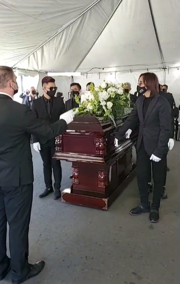 Lễ an táng cố nghệ sĩ Chí Tài tại Mỹ: Xúc động khoảnh khắc cuối cùng trong phòng hỏa táng, Phương Loan lưu luyến xoa di ảnh chồng-21