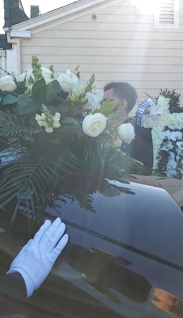 Lễ an táng cố nghệ sĩ Chí Tài tại Mỹ: Xúc động khoảnh khắc cuối cùng trong phòng hỏa táng, Phương Loan lưu luyến xoa di ảnh chồng-22