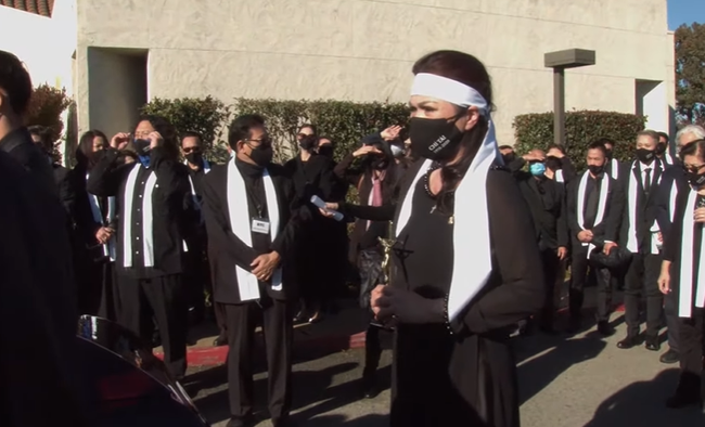 Lễ an táng cố nghệ sĩ Chí Tài tại Mỹ: Xúc động khoảnh khắc cuối cùng trong phòng hỏa táng, Phương Loan lưu luyến xoa di ảnh chồng-2