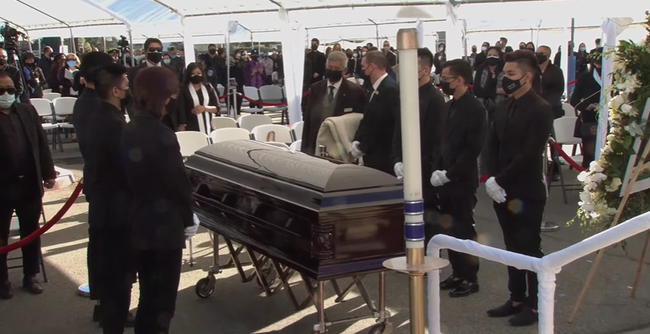 Lễ an táng cố nghệ sĩ Chí Tài tại Mỹ: Xúc động khoảnh khắc cuối cùng trong phòng hỏa táng, Phương Loan lưu luyến xoa di ảnh chồng-5