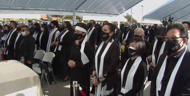 Lễ an táng cố nghệ sĩ Chí Tài tại Mỹ: Xúc động khoảnh khắc cuối cùng trong phòng hỏa táng, Phương Loan lưu luyến xoa di ảnh chồng-6