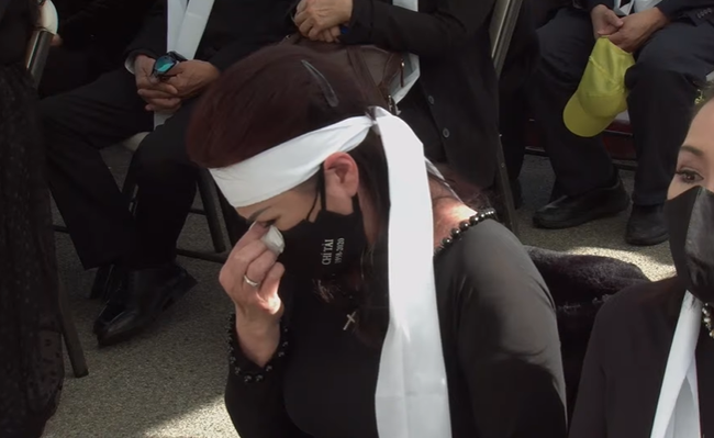 Lễ an táng cố nghệ sĩ Chí Tài tại Mỹ: Xúc động khoảnh khắc cuối cùng trong phòng hỏa táng, Phương Loan lưu luyến xoa di ảnh chồng-8