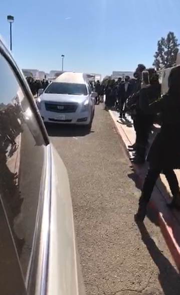 Lễ an táng cố nghệ sĩ Chí Tài tại Mỹ: Xúc động khoảnh khắc cuối cùng trong phòng hỏa táng, Phương Loan lưu luyến xoa di ảnh chồng-16