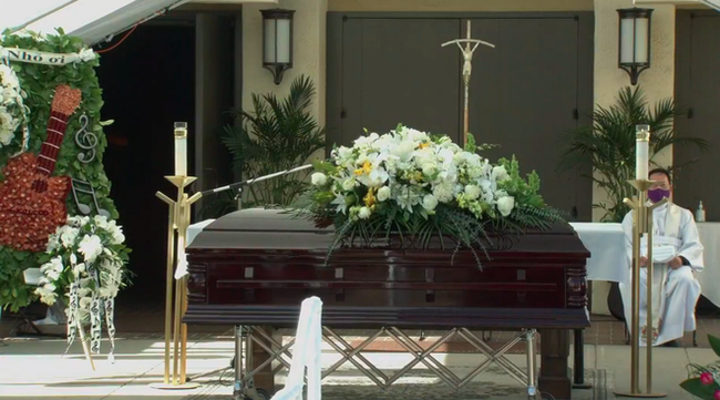 Lễ an táng cố nghệ sĩ Chí Tài tại Mỹ: Xúc động khoảnh khắc cuối cùng trong phòng hỏa táng, Phương Loan lưu luyến xoa di ảnh chồng-25