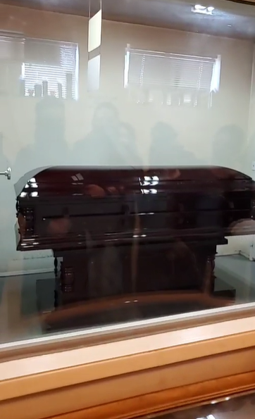 Lễ an táng cố nghệ sĩ Chí Tài tại Mỹ: Xúc động khoảnh khắc cuối cùng trong phòng hỏa táng, Phương Loan lưu luyến xoa di ảnh chồng-23