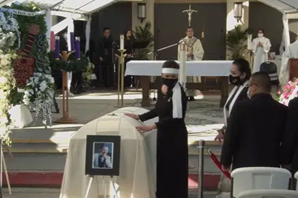 Vợ cố nghệ sĩ Chí Tài khóc nghẹn hát ca khúc Em ở đâu” tiễn biệt chồng lần cuối cùng-4