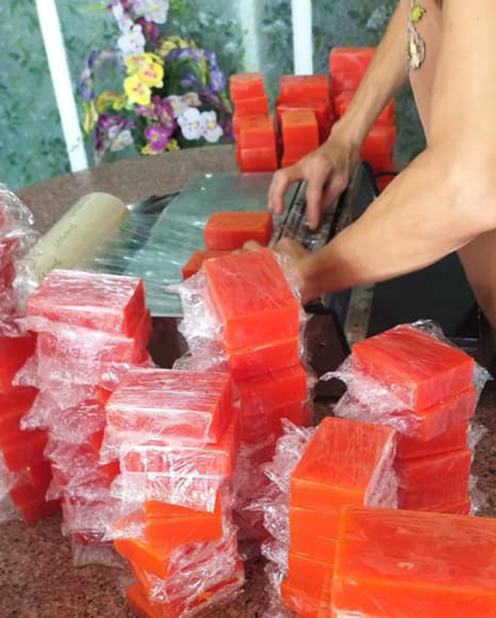 Xà bông vàng đỏ, nổ hàng handmade đẹp da hút chị em Hà Thành-2
