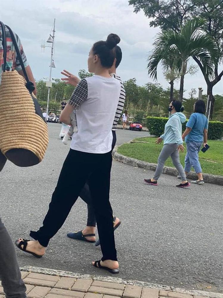 Team qua đường” bắt gặp gia đình Hà Hồ - Kim Lý đi chơi: Bố mẹ chia nhau bế cặp sinh đôi, ngồi bệt ở vỉa hè chờ Subeo-1