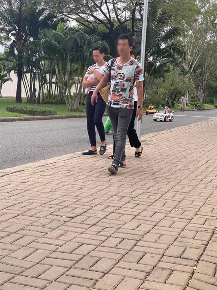 Team qua đường” bắt gặp gia đình Hà Hồ - Kim Lý đi chơi: Bố mẹ chia nhau bế cặp sinh đôi, ngồi bệt ở vỉa hè chờ Subeo-2