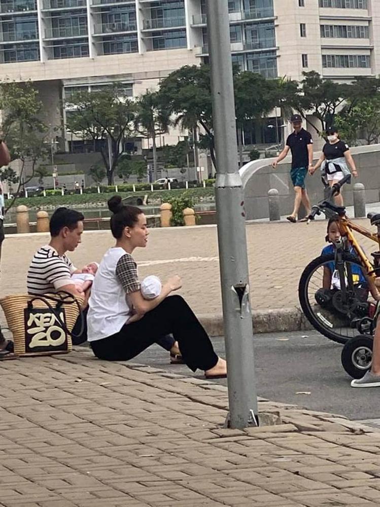 Team qua đường” bắt gặp gia đình Hà Hồ - Kim Lý đi chơi: Bố mẹ chia nhau bế cặp sinh đôi, ngồi bệt ở vỉa hè chờ Subeo-3