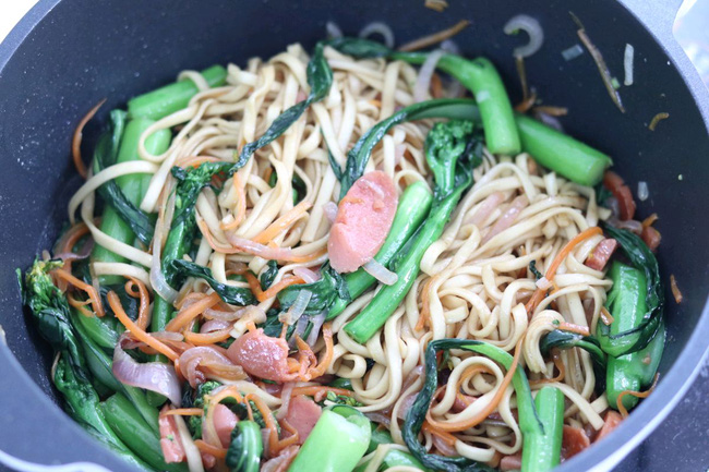 Làm món mì xào này một lần mà sau đó tuần nào cả nhà cũng order tôi làm lại-6