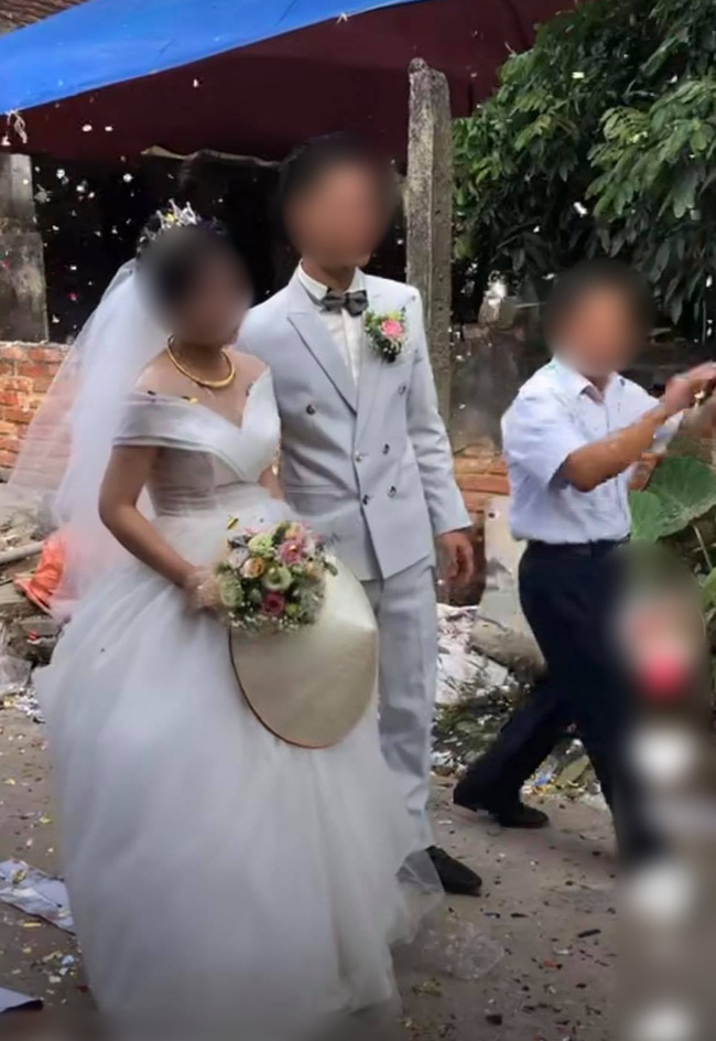 Cô dâu chú rể bị tấn công” ngay trước cổng nhà, dù xua tay xin tha nhưng vẫn không thoát được-1