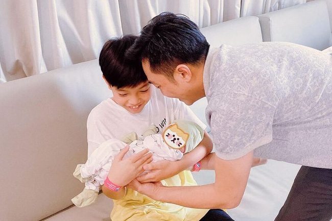 Subeo hào hứng giúp mẹ Hồ Ngọc Hà chăm sóc em trai dịp cuối tuần-3