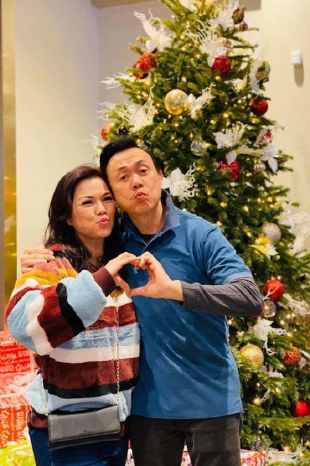 Hé lộ chia sẻ của vợ trong sổ tang NS Chí Tài: Nhìn lên các vì sao, em biết anh đang mỉm cười và nói anh thương Bé Heo”-2