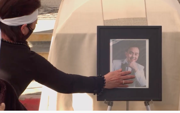 Hé lộ chia sẻ của vợ trong sổ tang NS Chí Tài: Nhìn lên các vì sao, em biết anh đang mỉm cười và nói anh thương Bé Heo”-3