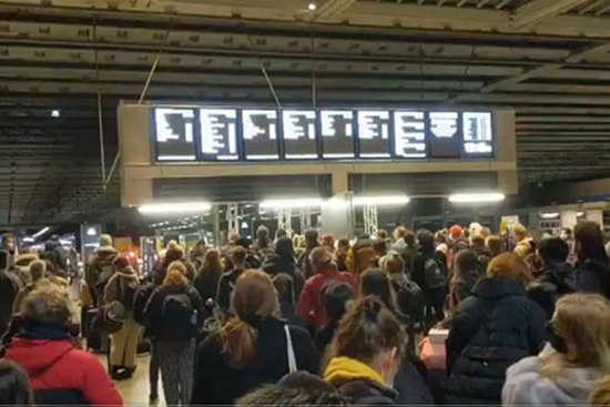 Biến thể COVID-19 mới lây mạnh chưa từng thấy, người Anh đổ xô rời London