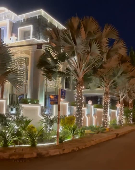 Không gian lung linh, ngập tràn ánh sáng bên ngoài biệt thự của vợ chồng Bảo Thy vào dịp Noel-1